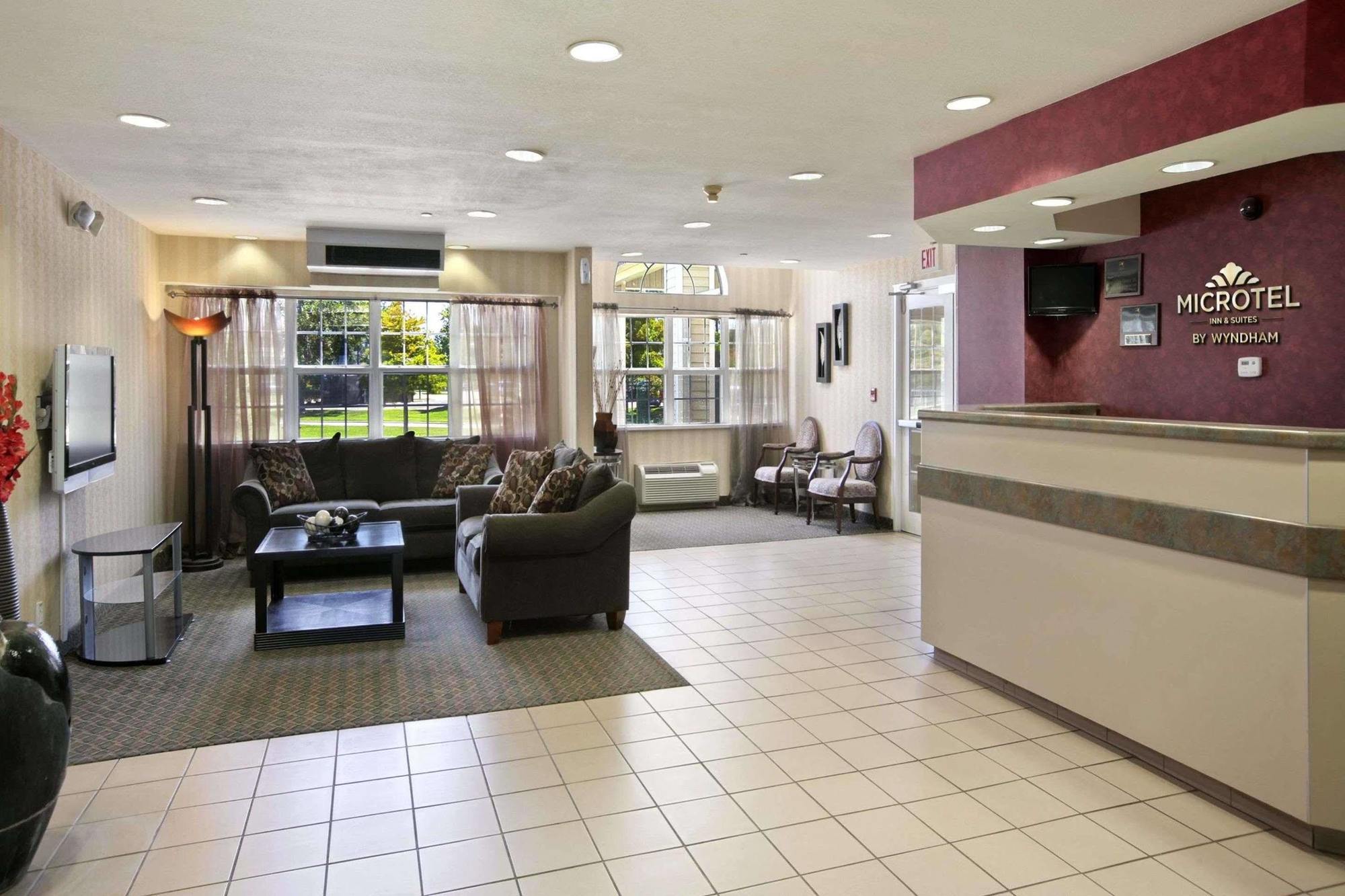 Microtel Inn & Suites Baton Rouge Interior photo